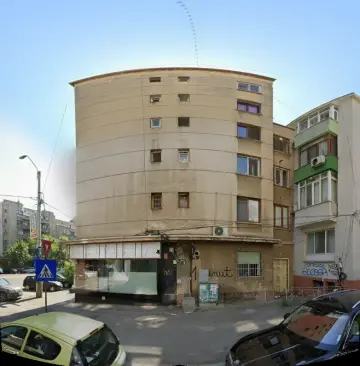 Bloc de colț, la începutul tronsonului