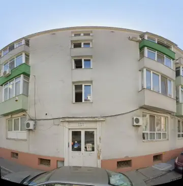 Bloc cu balcoane verzi