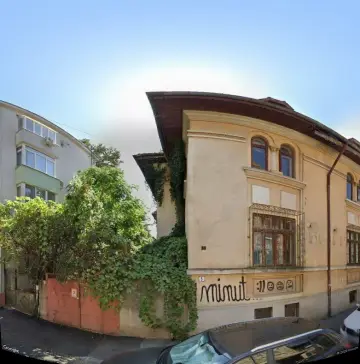 Vilă interbelică cu acoperiș de țiglă