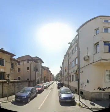 Fotografie de-a lungul străzii, fără fațadă